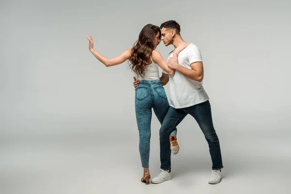 Bailarinos Dançando Bachata Fundo Cinza Com Espaço Cópia — Fotografia de Stock