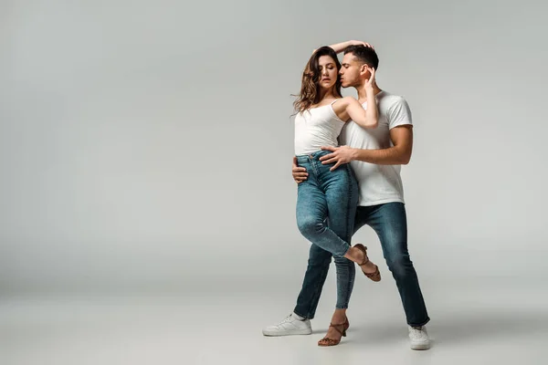 Bailarinos Olhos Fechados Dançando Bachata Fundo Cinza — Fotografia de Stock