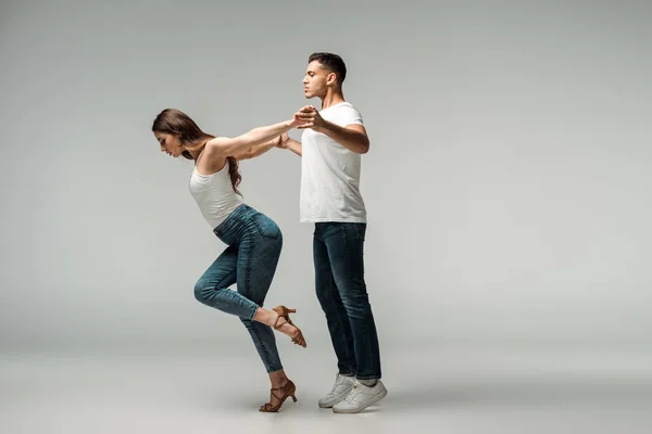 Zijaanzicht Van Dansers Denim Jeans Dansen Bachata Grijze Achtergrond — Stockfoto