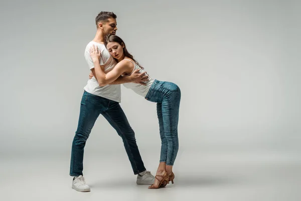 Bailarinos Olhos Fechados Dançando Bachata Fundo Cinza — Fotografia de Stock