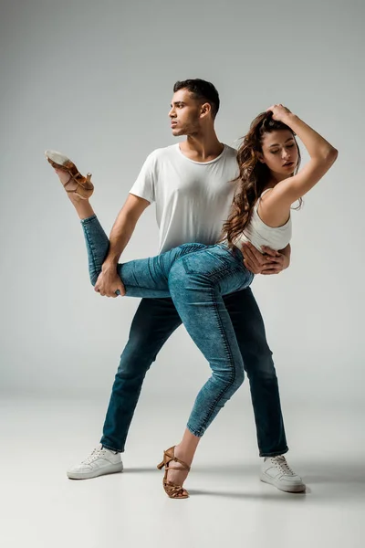 Dançarinos Bonitos Atraentes Bachata Dançando Fundo Cinza — Fotografia de Stock
