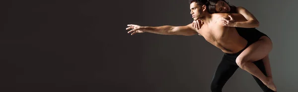 Панорамный Снимок Сексуальных Танцоров Танцующих Современно Изолированных Черном — стоковое фото