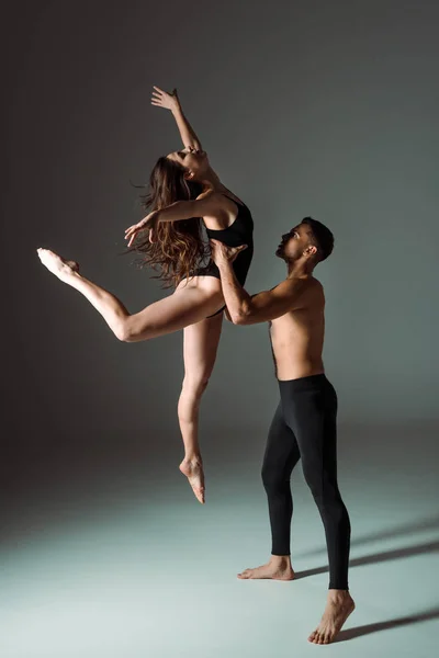 Bailarines Guapos Atractivos Bailando Contemporáneo Sobre Fondo Oscuro —  Fotos de Stock