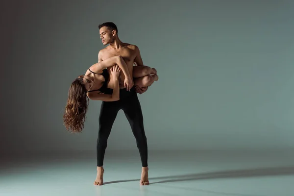 Bailarines Sexy Bailando Contemporáneo Sobre Fondo Oscuro Con Espacio Copia — Foto de Stock