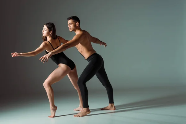 Bailarines Sexy Bailando Contemporáneo Sobre Fondo Oscuro Con Espacio Copia — Foto de Stock