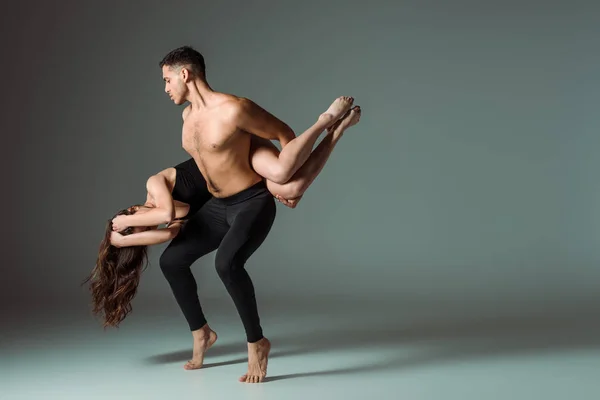 Bailarines Sexy Bailando Contemporáneo Sobre Fondo Oscuro Con Espacio Copia —  Fotos de Stock