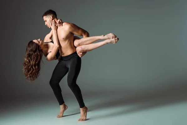 Szexi Táncosok Tánc Kortárs Nézik Egymást Sötét Háttér — Stock Fotó