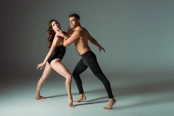 Dançarinos Sexy Dançando Contemporâneo Fundo Escuro Com Espaço Cópia — Fotografia de Stock