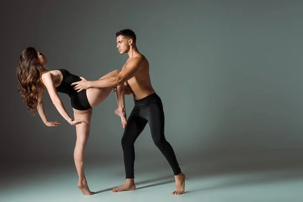 Bailarines Bailando Contemporáneo Sobre Fondo Oscuro Con Espacio Para Copiar —  Fotos de Stock