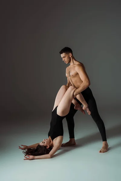 Sexy Tänzerinnen Tanzen Zeitgenössisch Auf Dunklem Hintergrund Mit Kopierraum — Stockfoto