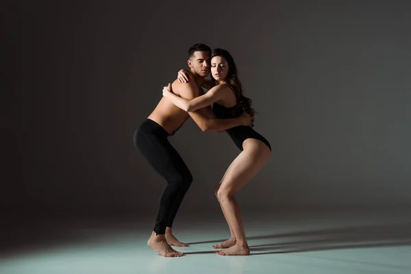 Сексуальні Танцюристи Танцюють Сучасно Обіймаються Темному Фоні — стокове фото