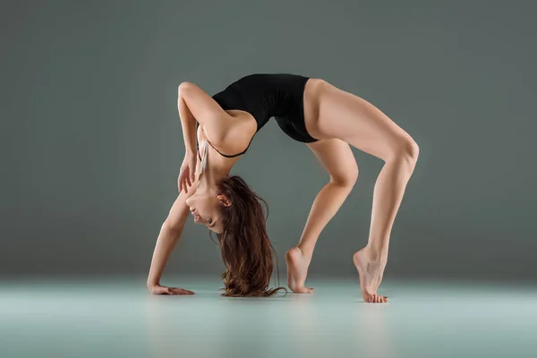 Atractiva Bailarina Body Negro Bailando Contemporáneo Sobre Fondo Oscuro —  Fotos de Stock