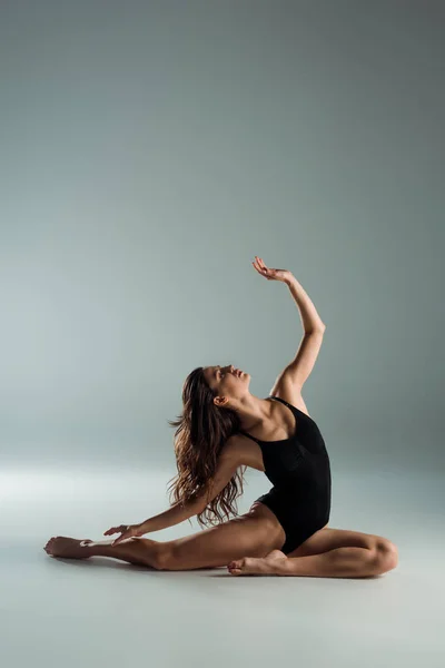 Aantrekkelijke Danser Zwart Bodysuit Dansen Hedendaagse Grijze Achtergrond — Stockfoto