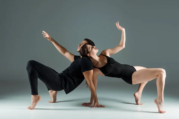 Gut Aussehende Und Attraktive Tänzer Die Zeitgenössisch Auf Dunklem Hintergrund — Stockfoto