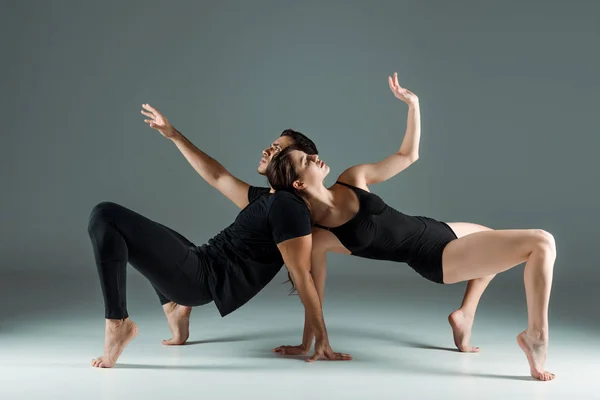 Bailarines Guapos Atractivos Bailando Contemporáneo Sobre Fondo Oscuro —  Fotos de Stock