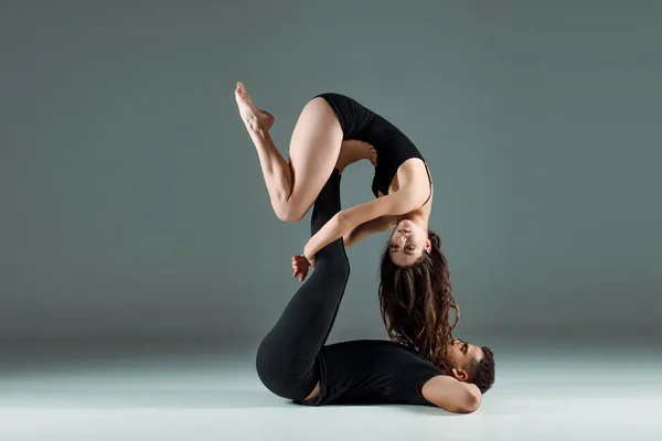 Pohledný Atraktivní Tanečníci Tanec Moderní Tmavém Pozadí — Stock fotografie