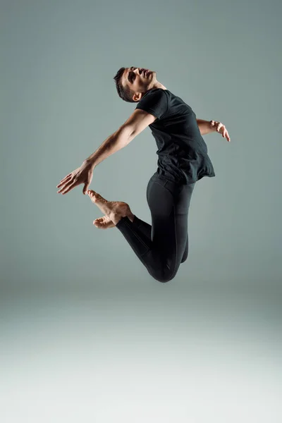 Siyah Taytlı Yakışıklı Dansçı Siyah Arka Planda Çağdaş Tişört Dansı — Stok fotoğraf