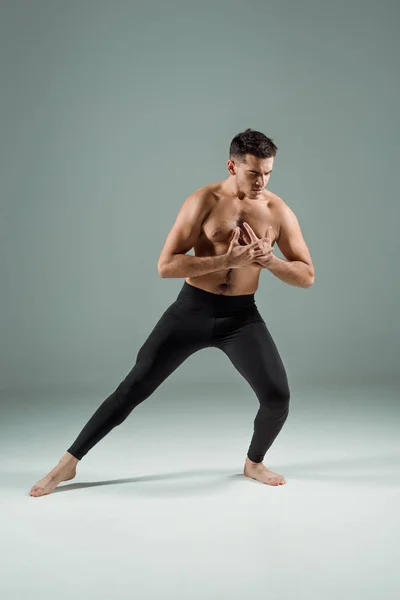 Guapo Bailarín Leggings Negros Bailando Contemporáneo Sobre Fondo Oscuro —  Fotos de Stock