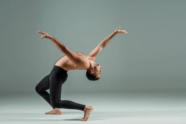 Zijaanzicht Van Knappe Danser Met Gesloten Ogen Zwarte Legging Dansend — Stockfoto