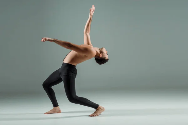 Zijaanzicht Van Knappe Danser Met Gesloten Ogen Zwarte Legging Dansend — Stockfoto