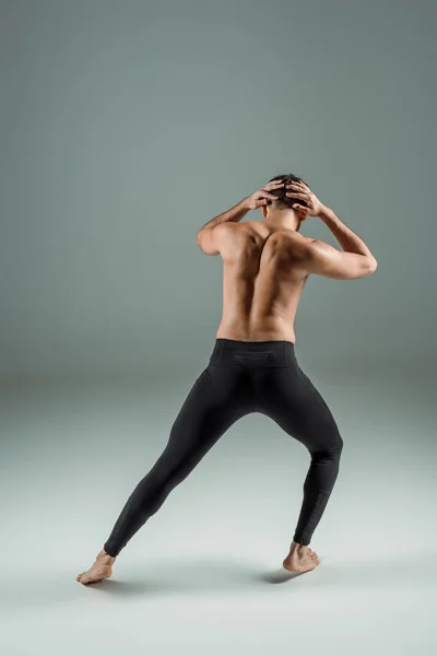 Vista Posterior Bailarina Leggings Negros Bailando Contemporáneo Sobre Fondo Oscuro — Foto de Stock