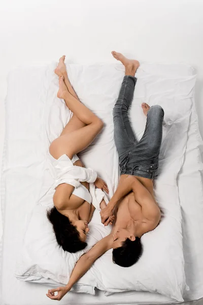 Vista Superior Hermosa Pareja Acostada Cogida Mano Cama Blanca — Foto de Stock