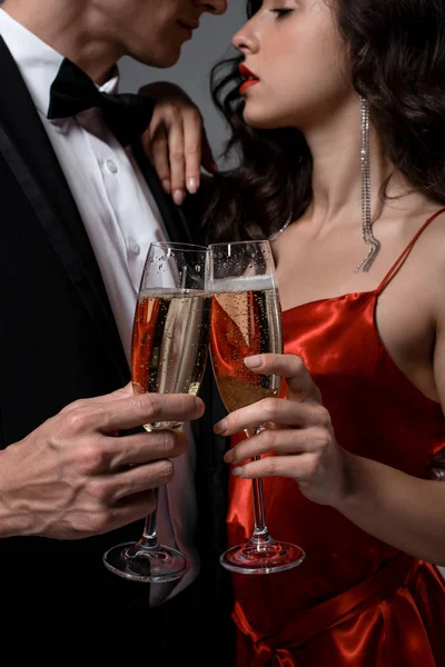 Coppia Sensuale Clinking Con Bicchieri Champagne Isolato Grigio — Foto Stock