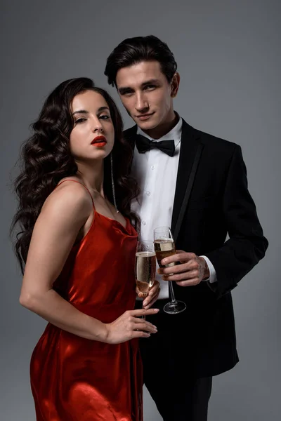 Romantiskt Festligt Par Som Håller Glas Champagne Isolerade Grått — Stockfoto