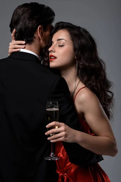 Couple Sensuel Étreignant Tenant Des Verres Champagne Isolé Sur Gris — Photo