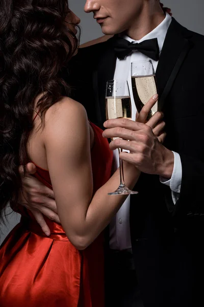 Bijgesneden Weergave Van Romantisch Paar Knuffelen Vasthouden Champagne Glazen Geïsoleerd — Stockfoto