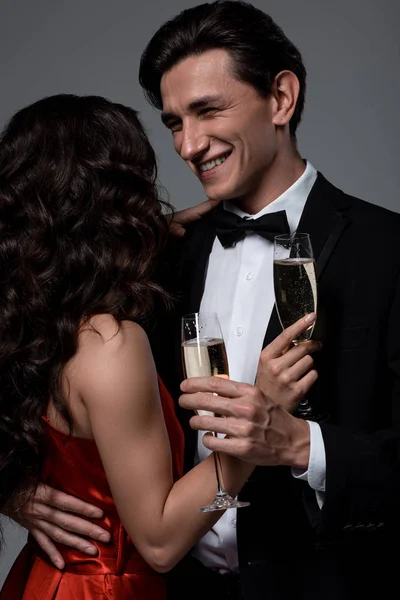 Feliz Casal Festivo Segurando Copos Champanhe Olhando Para Outro Isolado — Fotografia de Stock