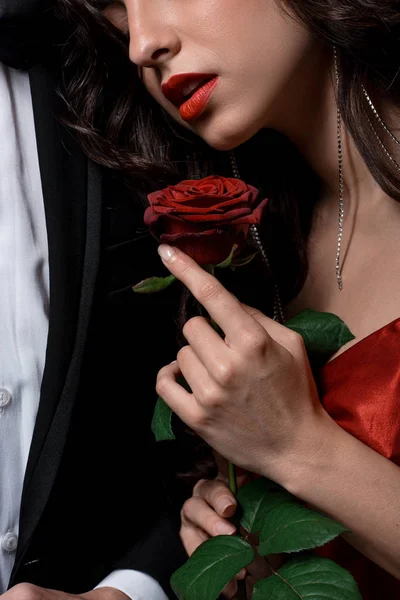 Oříznutý Pohled Pár Objímající Držící Rudou Růži — Stock fotografie
