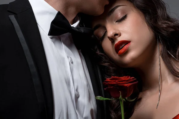 Schönes Romantisches Paar Umarmt Und Hält Rote Rose Blume — Stockfoto