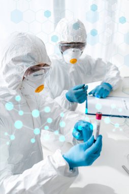 Parmakla işaret eden ve DNA testi yapan bilim adamı ve Afrikalı Amerikalı meslektaşı resimle ona bakıyor. 