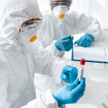 DNA testini işaret eden çok kültürlü bilim adamlarının seçici odağı 