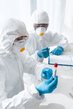 DNA testini işaret eden çok kültürlü bilim adamlarının seçici odağı 