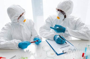 DNA testi yapan bilim adamı Afrikalı Amerikalı meslektaşıyla konuşuyor. 