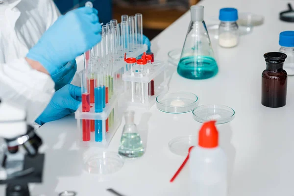 Abgeschnittene Ansicht Von Wissenschaftlern Die Dna Test Labor Machen — Stockfoto