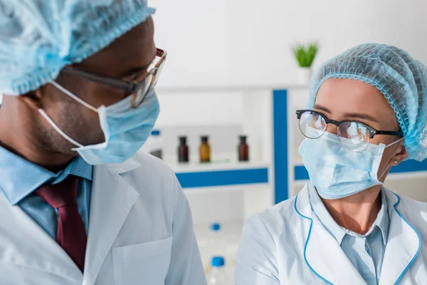 Biólogos Multiculturais Máscaras Médicas Olhando Uns Para Outros — Fotografia de Stock