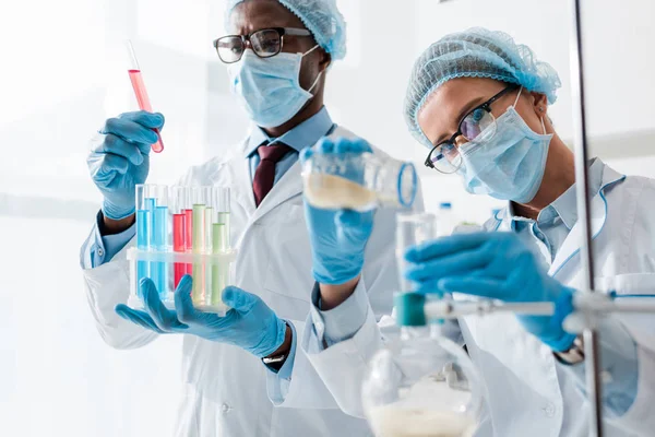 Selectieve Focus Van Multiculturele Biologen Die Testen Het Lab — Stockfoto