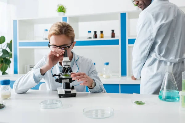 Vista Recortada Del Biólogo Afroamericano Mirando Colega Con Microscopio — Foto de Stock