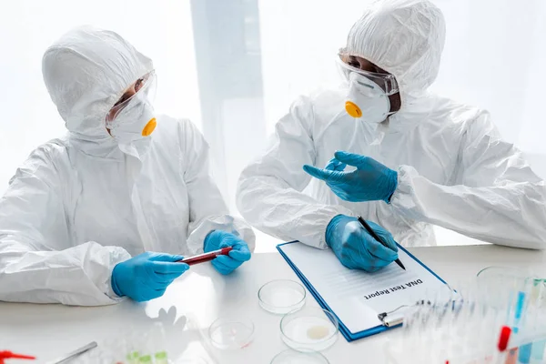 Cientista Segurando Teste Dna Conversando Com Colega Afro Americano — Fotografia de Stock