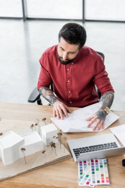 Projeye bakan sanal gerçeklik mimarının yüksek açılı görüntüsü 