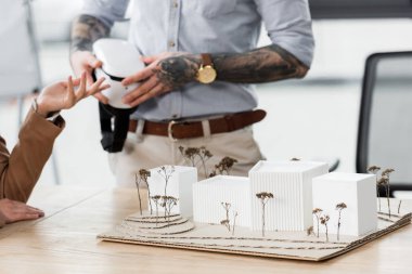 Arka planda ev modelinin seçici odak noktası ve sanal gerçeklik mimarları 