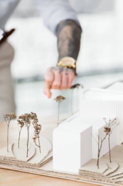 Evin modelinin yanında duran sanal gerçeklik mimarının kırpılmış görüntüsü 