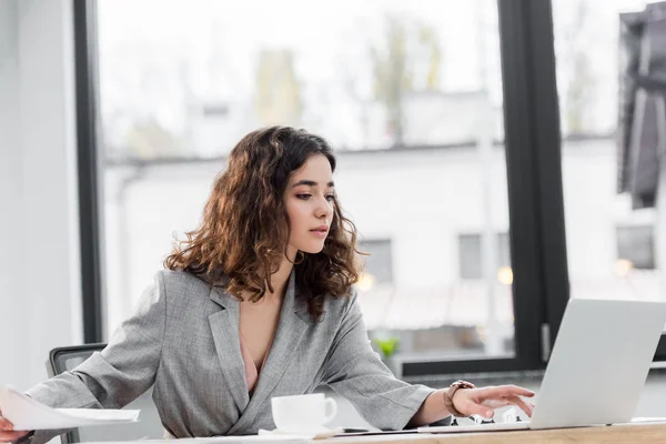 Attraktiver Kontoverwalter Sitzt Tisch Und Nutzt Laptop — Stockfoto