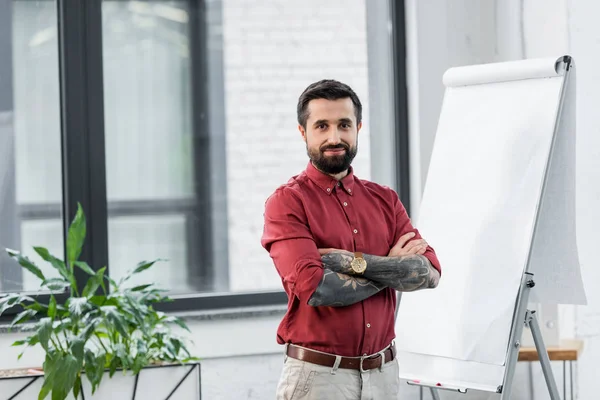 Knappe Lachende Accountmanager Met Gekruiste Armen Kijkend Naar Camera — Stockfoto