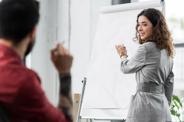 Foco Seletivo Gerente Conta Perto Flipchart Conversando Com Colega — Fotografia de Stock