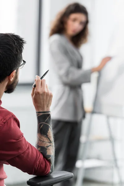 Selektivt Fokus För Kontohanterare Som Pratar Med Sin Kollega — Stockfoto