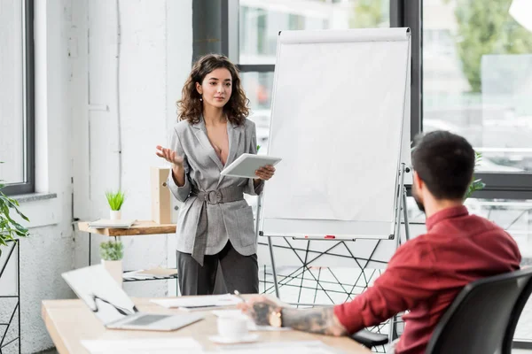 Gestor Cuentas Enfoque Selectivo Que Sostiene Tableta Digital Habla Con — Foto de Stock